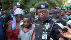 Kwamishinan 'yan sandan jihar kano CP Ahmed Iliyas tare da wasu da ake zargi da yin garkuwa da yara dahga kano zuwa jihar Anambra