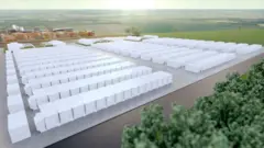 Baterias de larga escala resolvem problema chave da energia renovável: armazenam excesso de eletricidade produzida por painéis solares ou parques eólicos.