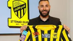 كريم بنزيما بقميص الاتحاد السعودي