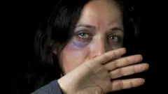 امرأة خائفة