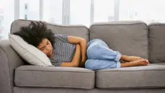 ሶፋ ላይ የተኛችሴት