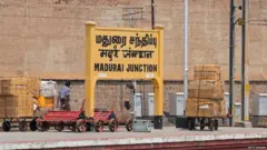 सरकारी शाळेत हिंदी शिकवण्याला तामिळ भाषिकांनी केलेल्या विरोधाचा इतिहास मोठा आहे.