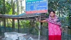 নিজেরে খামারের কুঁচিয়া মাছ হাতে পুতুল রানী রায়