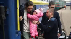 personas subiendo a un tren
