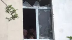 Айзатбүбү Акылбекова: "Чек арадагы жаңжалдан бери мектепке чогула элекпиз. Өзүңөр билгендей биздин мектепке ок атылып, бир топ жабыр тартты"