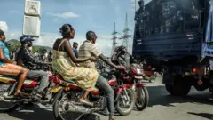 Gutwara imoto batambaye 'casque' biribonekeza henshi mu bisagara mu Burundi