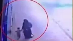 أم تلقي طفليها بنهر دجلة