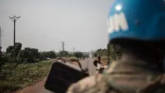 Les troupes de l'ONU sur la route de Damara, où des escarmouches ont eu lieu, le 23 janvier 2021