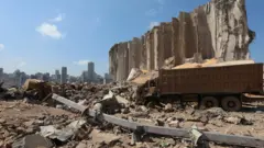 разрушенное взрывом зернохранилище