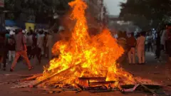 রাস্তায় ধরিয়ে দেয়া আগুন