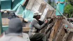 عمال في اندونيسيا