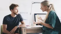 Joven en una consulta médica