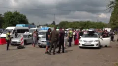 Люди стоят на КПП