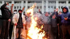 Демонстранты в Бишкеке