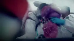 خفر السواحل الإيطالي ينقذ طفلة مهاجرة من البحر