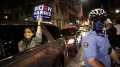 Une partisane de la campagne Biden-Harris à Philadelphie, en Pennsylvanie,