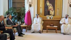 حسین امیرعبداللهیان وزیر خارجه ایران (نفر دوم از سمت چپ) پس از دیدار با وزیر خارجه قطر (نفر سوم از چپ) با امیر این کشور دیدار کرده و سپس عازم عمان شده