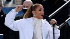 Jennifer López cantando durante la ceremonia de investidura de Joe Biden