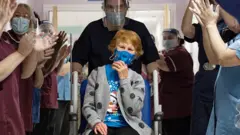 할머니는 그가 첫 화이자/바이오엔테크 백신 접종자가 될 것이라는 소식을 들었을 때 농담이라고 생각했다.