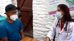 पोष्ट कोभिडका बिरामीसँग परामर्श गर्दै चिकित्सक।