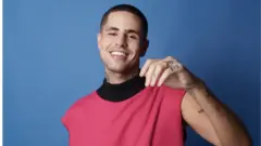 Leandro Buenno posa para foto