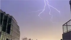 عاصفة عاتية تقطع الكهرباء عن آلاف المنازل في أستراليا