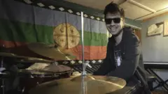 Gustavo Gatica frente a una batería.