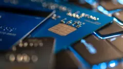 Cartões de banco sobre teclado