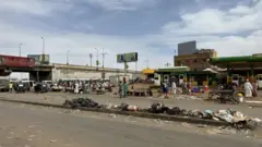 منظر للشوارع مع استمرار الاشتباكات بين القوات المسلحة السودانية وقوات الدعم السريع شبه العسكرية على الرغم من اتفاق وقف إطلاق النار في الخرطوم، السودان في 30 أبريل/نيسان 2023