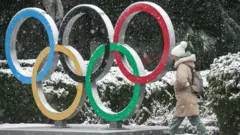 Россия. Сочи. Женщина на Навагинской улице во время снегопада