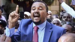 ጃዋር መሐመድ በደጋፊዎቹ መሃል ቆሞ ንግግር እያደረገ