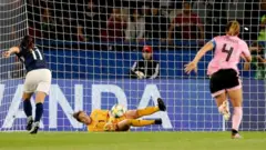 Un cobro de penalti entre Argentian y Escocia