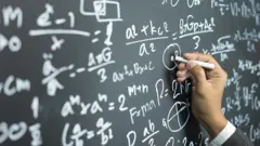 Équations mathématiques sur un tableau noir