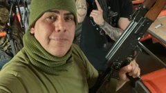 André Hack Bahi (em primeiro plano) ao lado de companheiros de combate em alojamento