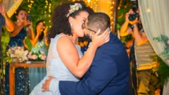 Kathleen e Victor dando o primeiro beijo no dia do casamento
