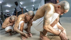Presos en la megacárcel de El Salvador.