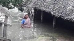 গাবুরার দুই-তিনটি গ্রাম এখন পানির নীচে। বহু মানুষ ঘরের চালায় থাকছেন