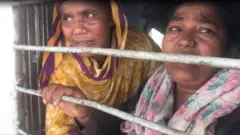 ট্রেনের আসনে দুজন নারী।