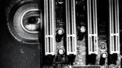Ojo mirando a través de un dispositivo tecnológico.