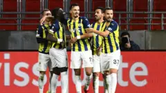 Fenerbahçe'nin deplasmanda oynadığı UEFA Avrupa Ligi D Grubu karşılaşmasında, Royal Antwerp takımını 3-0 yenmesi, Belçika medyasında geniş yer buldu. Belçika basınına göre, "Fenerbahçe karşısında yarım saat içinde nakavt olan ve rezil bir görüntü sergileyen Antwerp" UEFA Avrupa Ligi'nde kalma umudunu büyük ölçüde kaybetti.