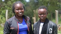 Sharon Jepchirchir (Bidix) iyo walaasheed Lydia Chepkemboi (Midig) waxay cunaan saabuunta