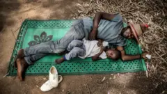 Un père et son enfant au Nigéria