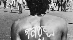 ရဲတပ်ဖွဲ့ရဲ့ ပစ်သတ်မခံရခင်လေး ၁၉၈၇ ဒက်ကာ ဆန္ဒပြပွဲမှာ နိုရာဟူစိန်ကို တွေ့ရစဥ်။