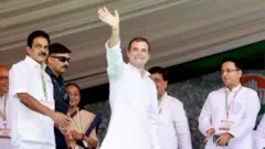 દિલ્હી ખાતે કૉંગ્રેસનેતા રાહુલ ગાંધીએ મોંઘવારી વિરુદ્ધ હલ્લાબોલ નામે સભા યોજી હતી