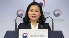 (캡션) 유명희 산업통상자원부 통상교섭본부장이 11일 오전 일본의 수출제한 조치 WTO 제소 관련 브리핑을 하고 있다