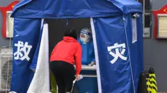 코로나19 검사를 받고 있는 베이징 주민