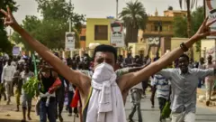 متظاهر سوداني