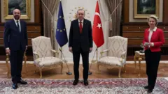 Cumhurbaşkanı Recep Tayyip Erdoğan'ın dün Ankara'da Avrupa Konseyi Başkanı Charles Michel ve Avrupa Komisyonu Başkanı Ursula von der Leyen'le yaptığı görüşme sırasında Ursula von der Leyen'ın ayakta kalması tepki çekti.