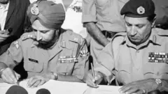 ১৬ই ডিসেম্বরে পাকিস্তানি বাহিনী আত্মসমর্পন করে