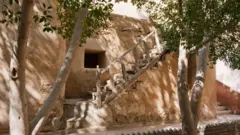 ቅድሚ ሰለስተ ዓመት ጳጳስ ኤፒፋፊኒየስ ቅዱስ ማካርየስ ኣብ ዝተባህለ ገዳም ተቐቲሎም